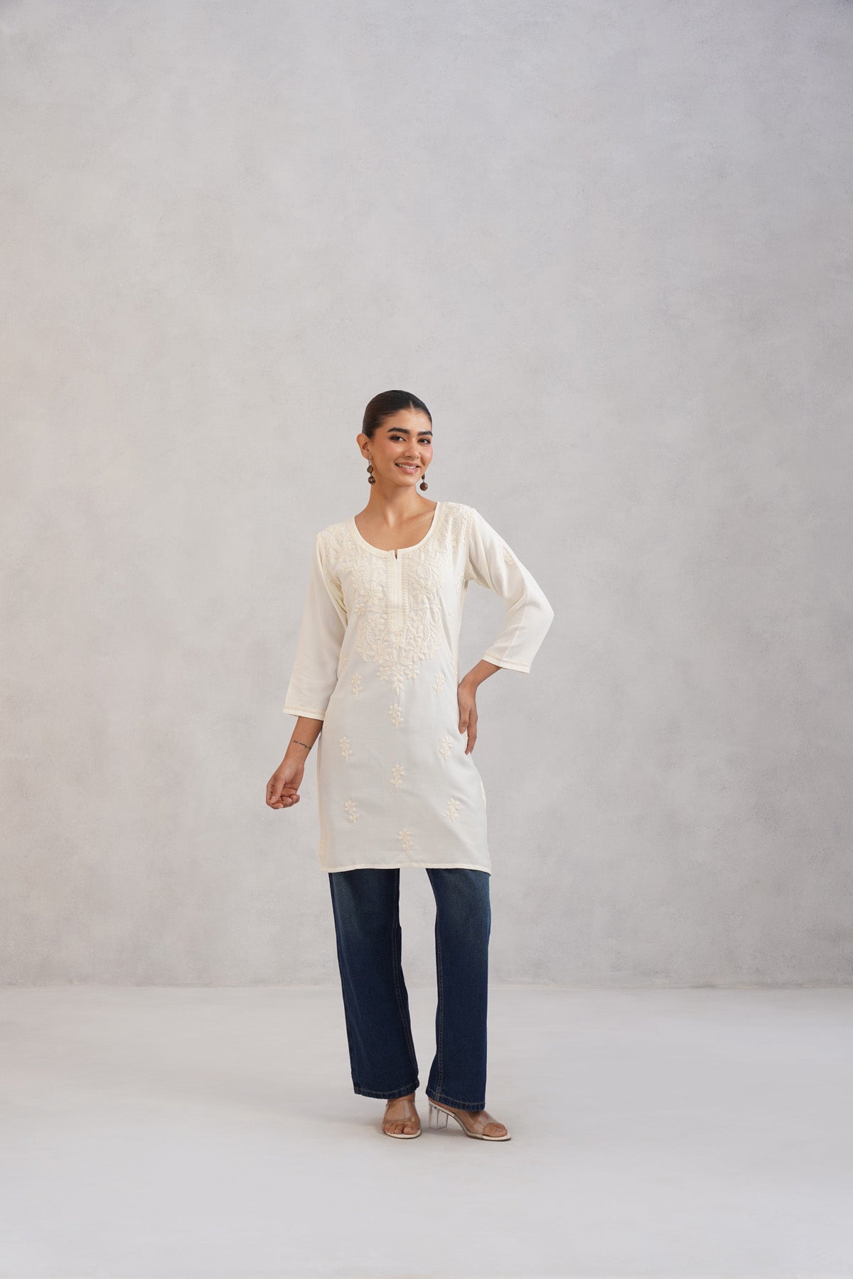 Kayra Off White Embroidered Straight Kurta