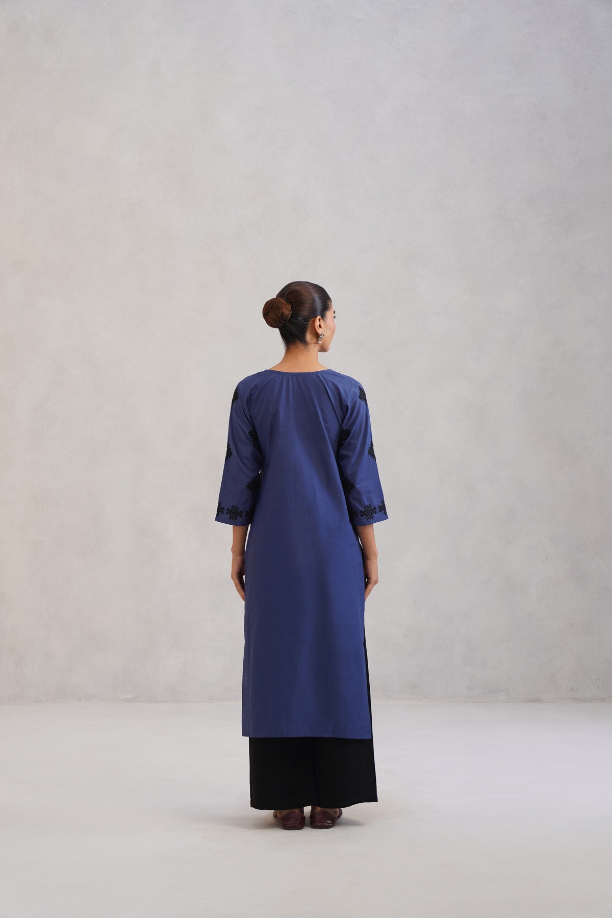 Dua Blue Embroidered Straight Long Kurta
