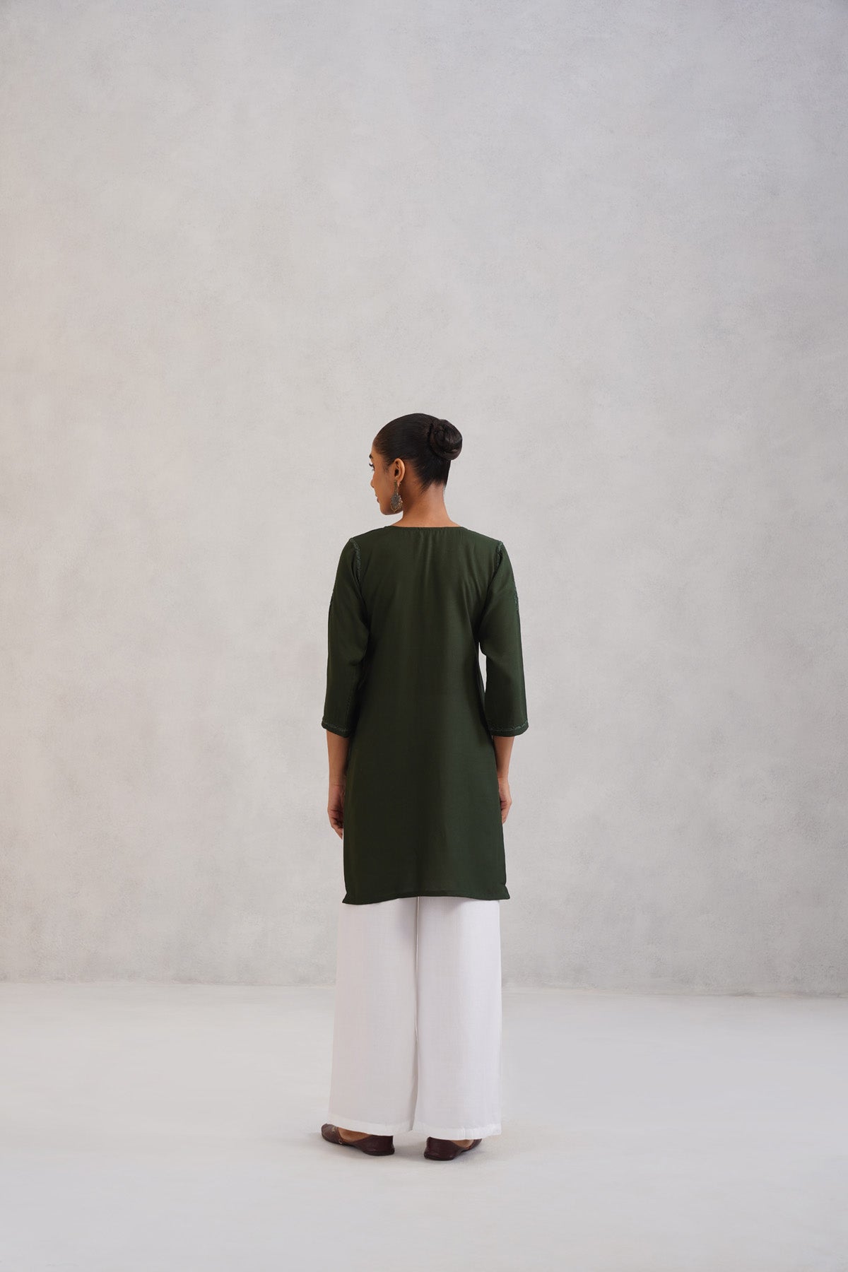 Kayra Dark Green Embroidered Straight Kurta