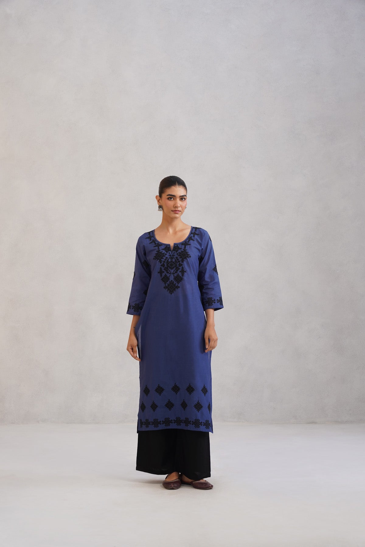 Dua Blue Embroidered Straight Long Kurta