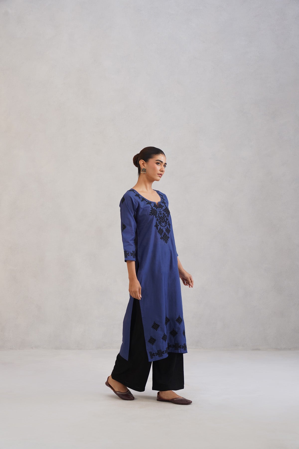Dua Blue Embroidered Straight Long Kurta