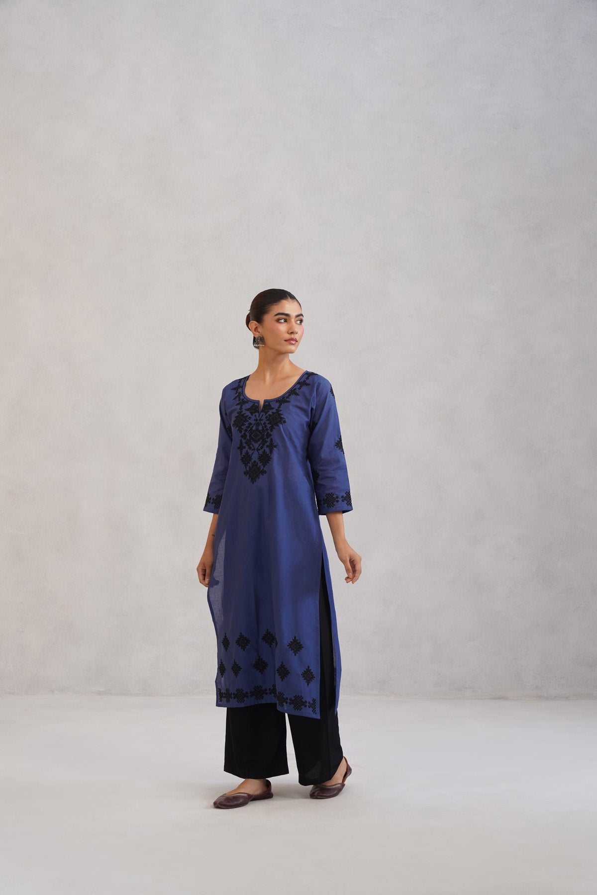 Dua Blue Embroidered Straight Long Kurta